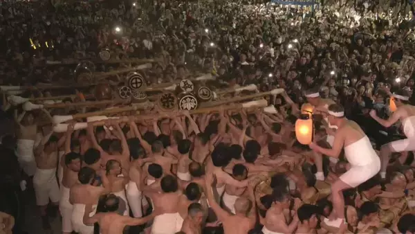 「飛騨路に春告げる古川祭 勇壮な｢起し太鼓｣ に熱狂…大太鼓にまたがった男たちがバチ振り下ろし激しいもみ合いも 岐阜」の画像
