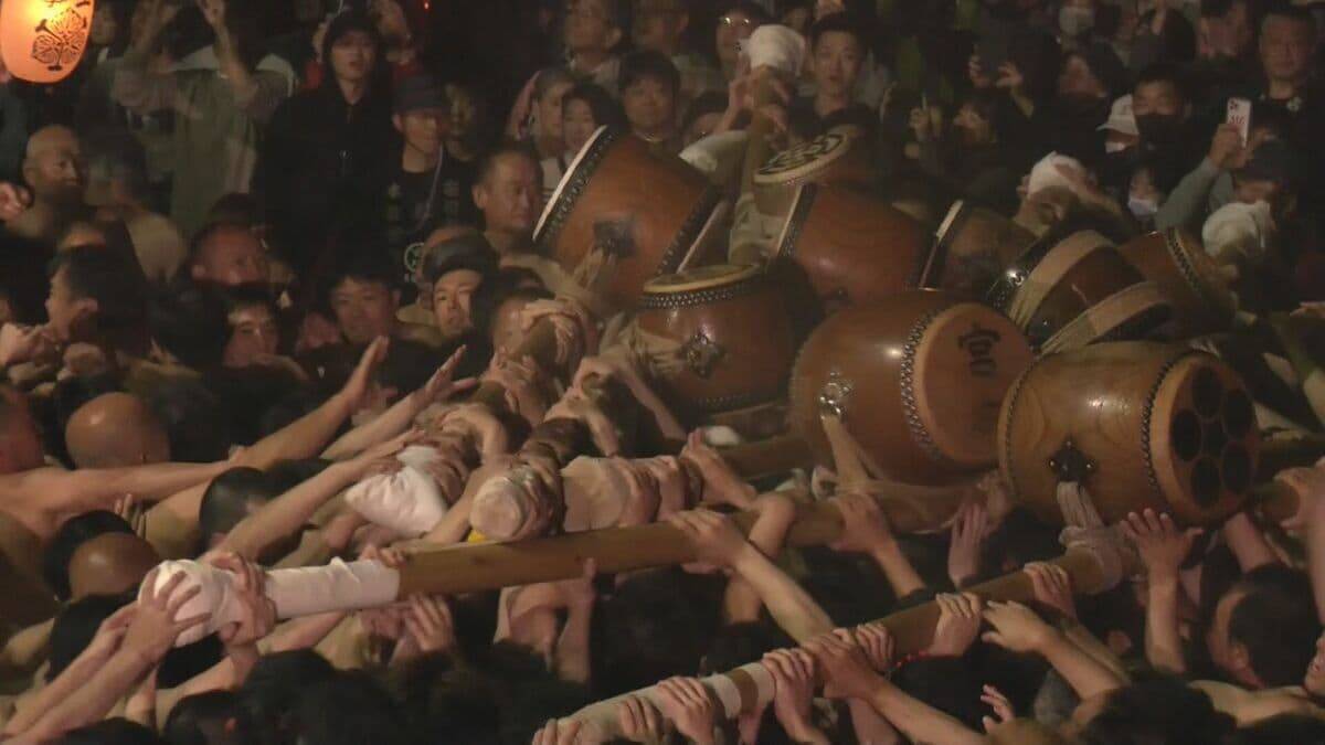 飛騨路に春告げる古川祭 勇壮な｢起し太鼓｣ に熱狂…大太鼓にまたがった男たちがバチ振り下ろし激しいもみ合いも 岐阜