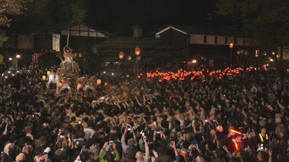 飛騨路に春告げる古川祭 勇壮な｢起し太鼓｣ に熱狂…大太鼓にまたがった男たちがバチ振り下ろし激しいもみ合いも 岐阜