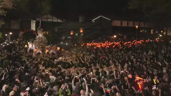 「飛騨路に春告げる古川祭 勇壮な｢起し太鼓｣ に熱狂…大太鼓にまたがった男たちがバチ振り下ろし激しいもみ合いも 岐阜」の画像