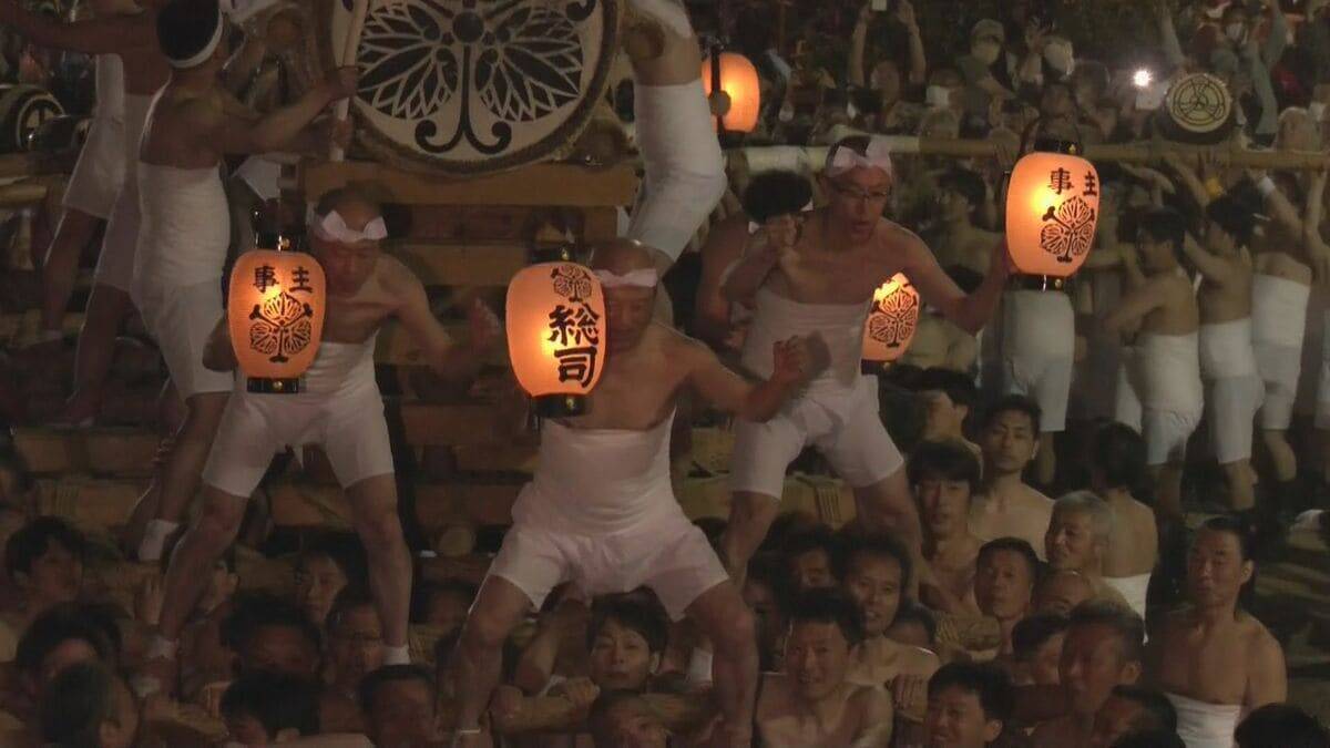 飛騨路に春告げる古川祭 勇壮な｢起し太鼓｣ に熱狂…大太鼓にまたがった男たちがバチ振り下ろし激しいもみ合いも 岐阜