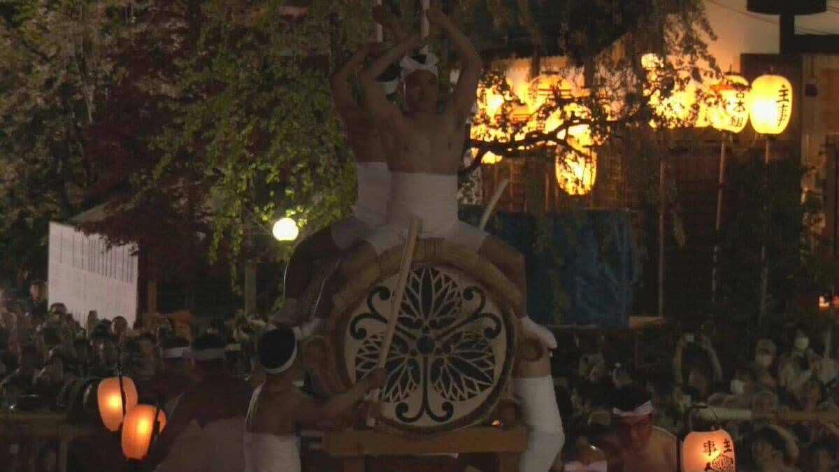 飛騨路に春告げる古川祭 勇壮な｢起し太鼓｣ に熱狂…大太鼓にまたがった男たちがバチ振り下ろし激しいもみ合いも 岐阜