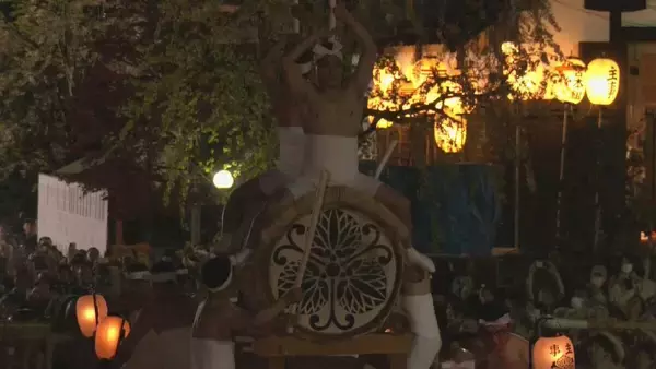 「飛騨路に春告げる古川祭 勇壮な｢起し太鼓｣ に熱狂…大太鼓にまたがった男たちがバチ振り下ろし激しいもみ合いも 岐阜」の画像