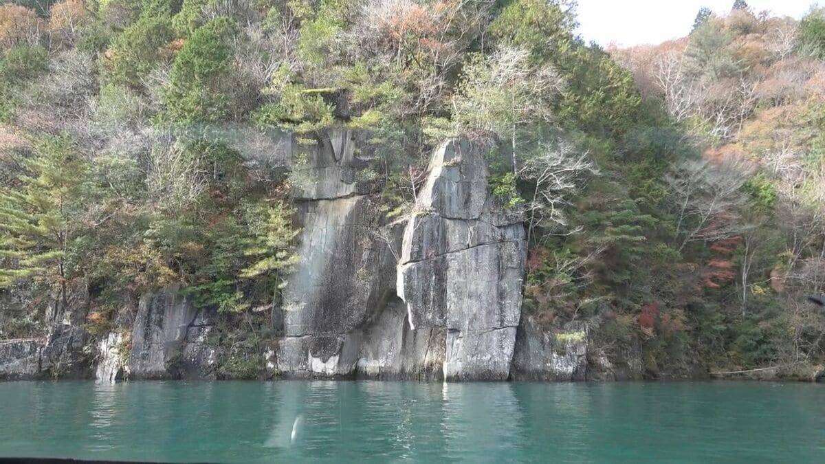 “紅葉の見頃”と“ことし最後の3連休”が重なった恵那峡 行楽日和で駐車場は朝から満車に…｢紅葉と栗きんとんが楽しみ｣ 猛暑の影響で約2週間遅れの色づき