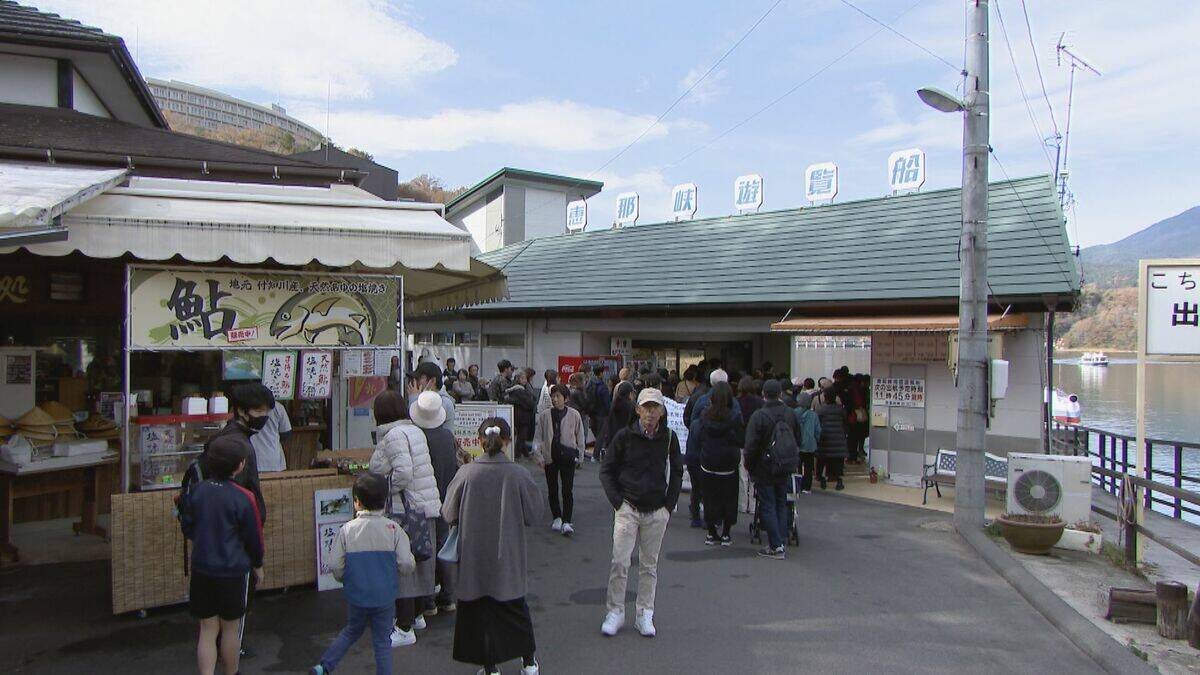 “紅葉の見頃”と“ことし最後の3連休”が重なった恵那峡 行楽日和で駐車場は朝から満車に…｢紅葉と栗きんとんが楽しみ｣ 猛暑の影響で約2週間遅れの色づき