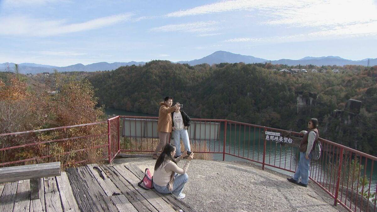 “紅葉の見頃”と“ことし最後の3連休”が重なった恵那峡 行楽日和で駐車場は朝から満車に…｢紅葉と栗きんとんが楽しみ｣ 猛暑の影響で約2週間遅れの色づき