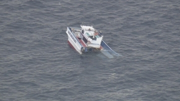 貨物船と釣り船が衝突 13人全員投げ出され1人心肺停止 釣り船は2つに割れ“沈没”… ｢ガタガタ震えていた｣ 三重･鳥羽市沖