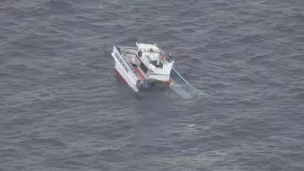 貨物船と釣り船が衝突 13人全員投げ出され1人心肺停止 釣り船は2つに割れ“沈没”… ｢ガタガタ震えていた｣ 三重･鳥羽市沖