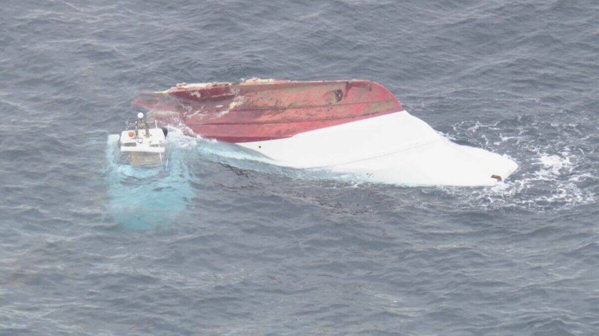 貨物船と釣り船が衝突 13人全員投げ出され1人心肺停止 釣り船は2つに割れ“沈没”… ｢ガタガタ震えていた｣ 三重･鳥羽市沖