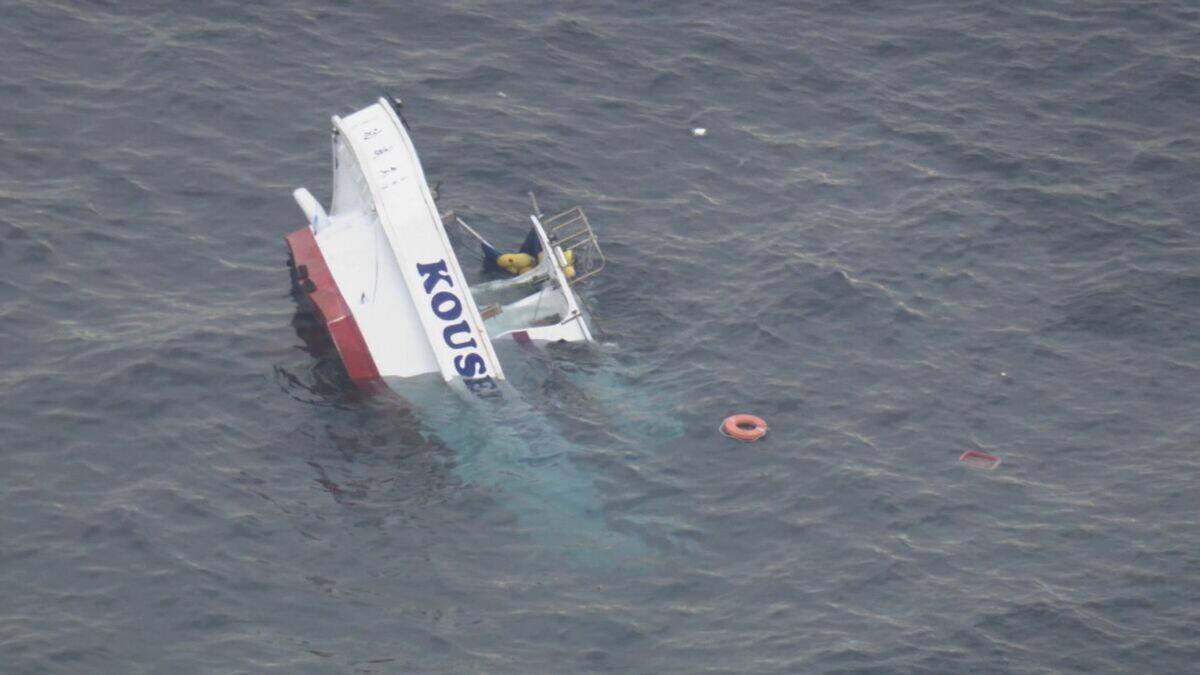 貨物船と釣り船が衝突 13人全員投げ出され1人心肺停止 釣り船は2つに割れ“沈没”… ｢ガタガタ震えていた｣ 三重･鳥羽市沖