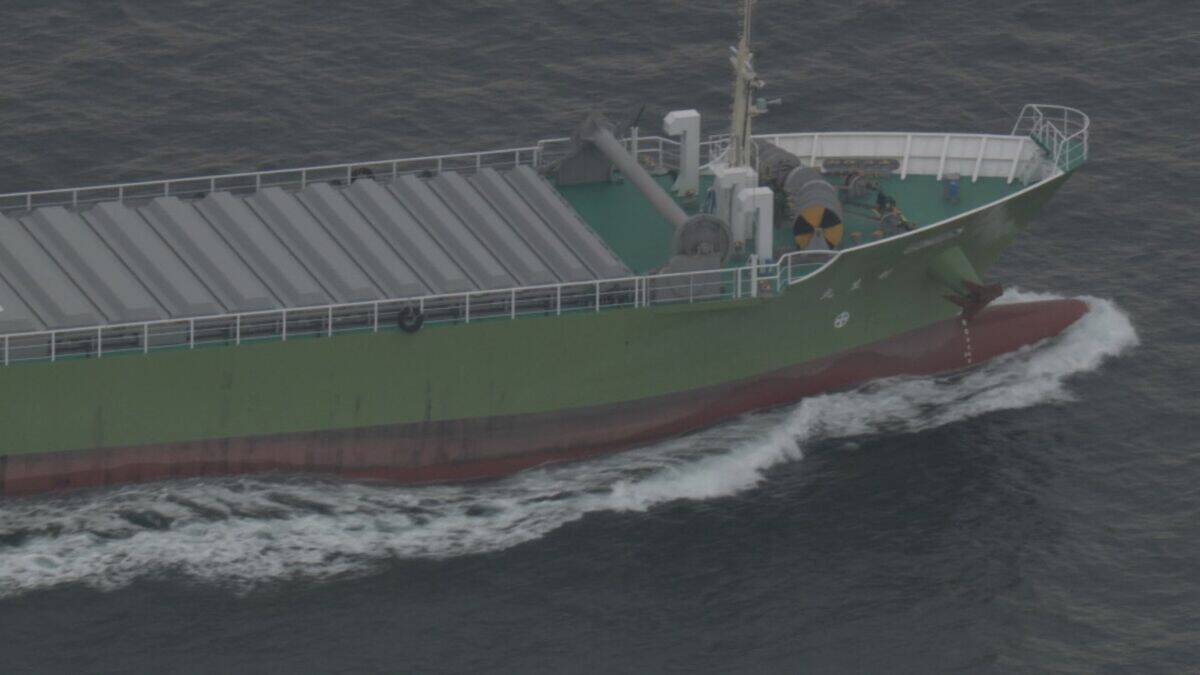 貨物船と釣り船が衝突 13人全員投げ出され1人心肺停止 釣り船は2つに割れ“沈没”… ｢ガタガタ震えていた｣ 三重･鳥羽市沖
