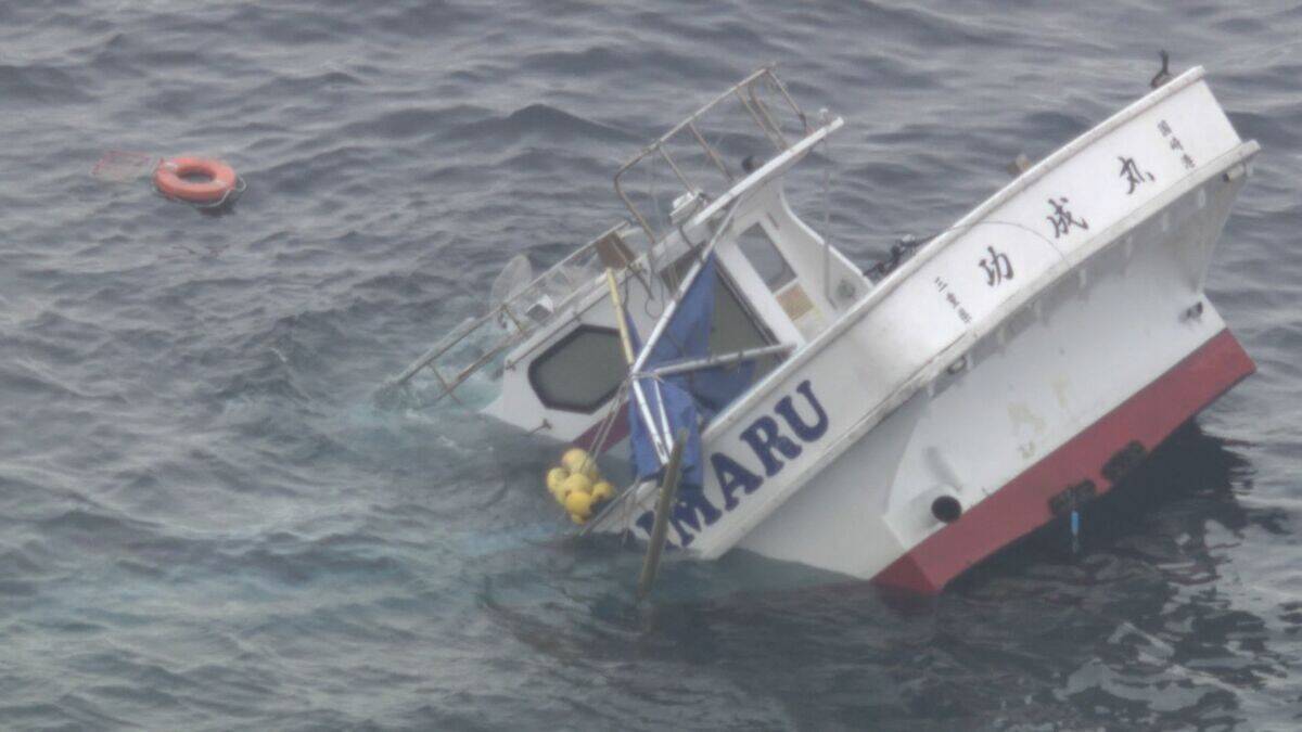 貨物船と釣り船が衝突 13人全員投げ出され1人心肺停止 釣り船は2つに割れ“沈没”… ｢ガタガタ震えていた｣ 三重･鳥羽市沖
