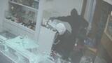 「【犯行の瞬間】目出し帽の男らが質店に… わずか1分でネックレスや腕時計を奪って逃走 防犯カメラが捉えた一部始終 愛知･豊橋市」の画像1