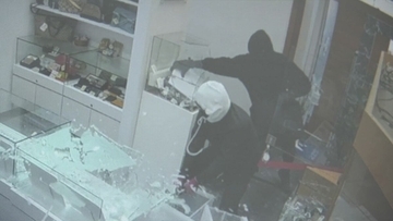 【犯行の瞬間】目出し帽の男らが質店に… わずか1分でネックレスや腕時計を奪って逃走 防犯カメラが捉えた一部始終 愛知･豊橋市