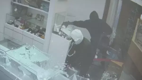 【犯行の瞬間】目出し帽の男らが質店に… わずか1分でネックレスや腕時計を奪って逃走 防犯カメラが捉えた一部始終 愛知･豊橋市