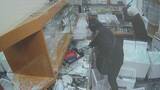 「【犯行の瞬間】目出し帽の男らが質店に… わずか1分でネックレスや腕時計を奪って逃走 防犯カメラが捉えた一部始終 愛知･豊橋市」の画像2