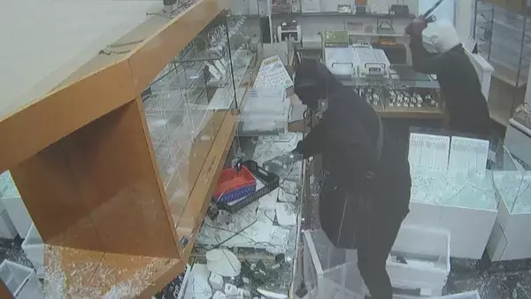 「【犯行の瞬間】目出し帽の男らが質店に… わずか1分でネックレスや腕時計を奪って逃走 防犯カメラが捉えた一部始終 愛知･豊橋市」の画像