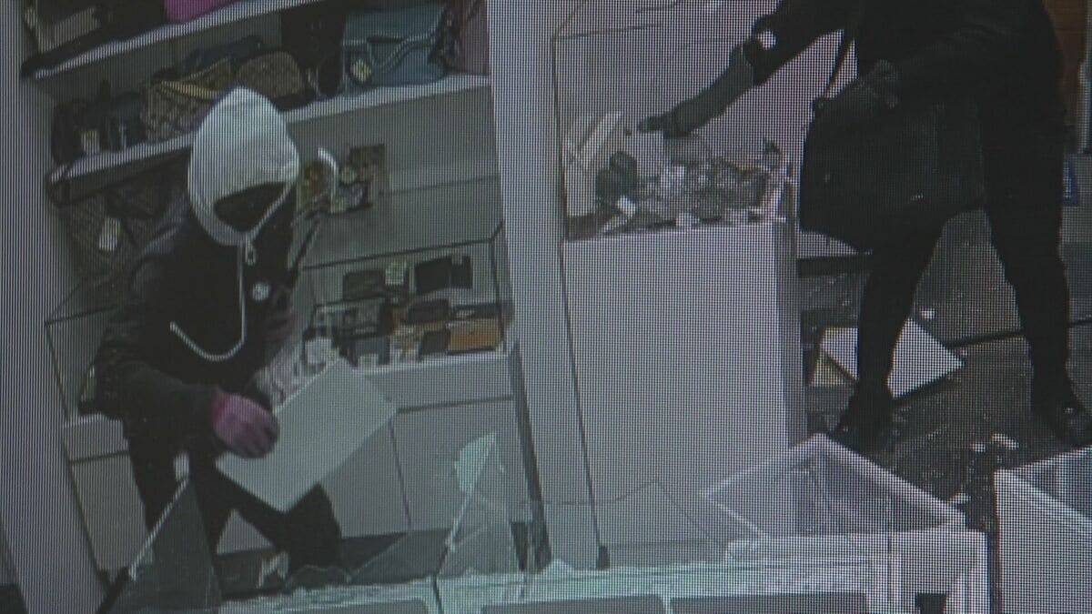 【犯行の瞬間】目出し帽の男らが質店に… わずか1分でネックレスや腕時計を奪って逃走 防犯カメラが捉えた一部始終 愛知･豊橋市