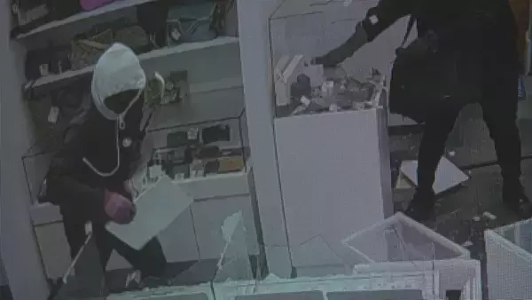 「【犯行の瞬間】目出し帽の男らが質店に… わずか1分でネックレスや腕時計を奪って逃走 防犯カメラが捉えた一部始終 愛知･豊橋市」の画像