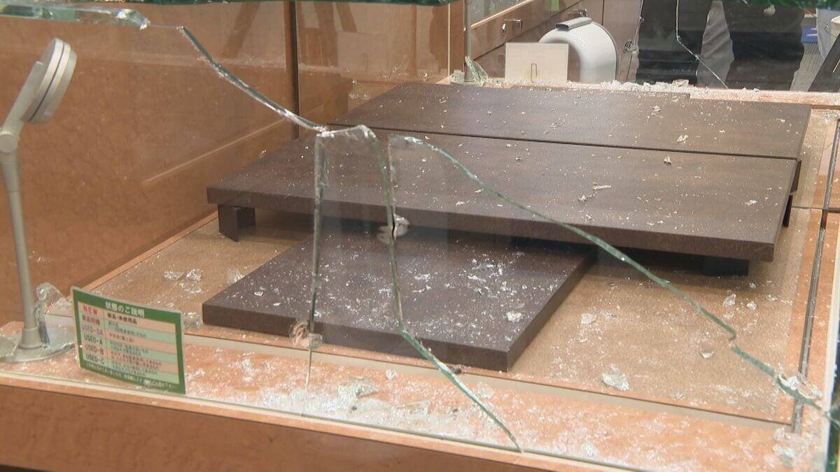 【犯行の瞬間】目出し帽の男らが質店に… わずか1分でネックレスや腕時計を奪って逃走 防犯カメラが捉えた一部始終 愛知･豊橋市