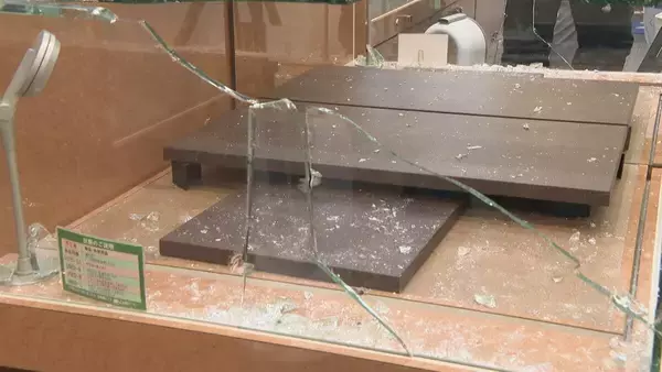 「【犯行の瞬間】目出し帽の男らが質店に… わずか1分でネックレスや腕時計を奪って逃走 防犯カメラが捉えた一部始終 愛知･豊橋市」の画像