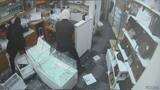 「【犯行の瞬間】目出し帽の男らが質店に… わずか1分でネックレスや腕時計を奪って逃走 防犯カメラが捉えた一部始終 愛知･豊橋市」の画像5