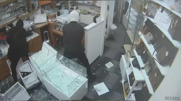 「【犯行の瞬間】目出し帽の男らが質店に… わずか1分でネックレスや腕時計を奪って逃走 防犯カメラが捉えた一部始終 愛知･豊橋市」の画像