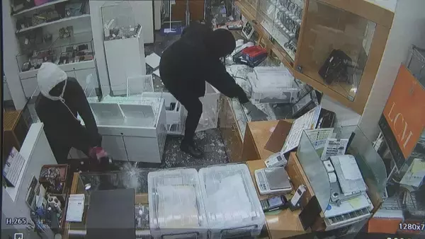 「【犯行の瞬間】目出し帽の男らが質店に… わずか1分でネックレスや腕時計を奪って逃走 防犯カメラが捉えた一部始終 愛知･豊橋市」の画像