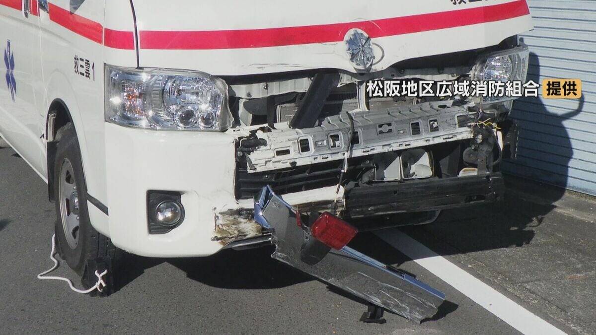 患者搬送中の救急車が絡む事故 交差点で軽自動車と出合い頭に衝突 軽自動車と接触した車の1人が軽傷 三重・松阪市