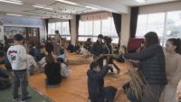 小学校で50人の親子が正月の“しめ飾り作り”を体験　親同士で子育てについて気軽に話し合える交流の場に　岐阜・高山市