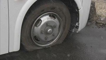 コミュニティバスが道路の陥没した“穴”にはまる　水道管の破裂が原因か　けが人なし　岐阜・羽島市