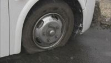 コミュニティバスが道路の陥没した“穴”にはまる　水道管の破裂が原因か　けが人なし　岐阜・羽島市