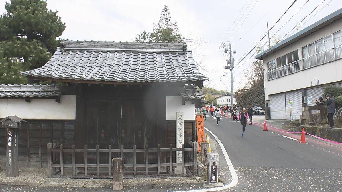 兵庫･西宮神社の｢福男選び｣に着想を得て…｢福女チャレンジ｣開かれる 女性111人が500ｍ先のゴール目指す 岐阜･恵那市
