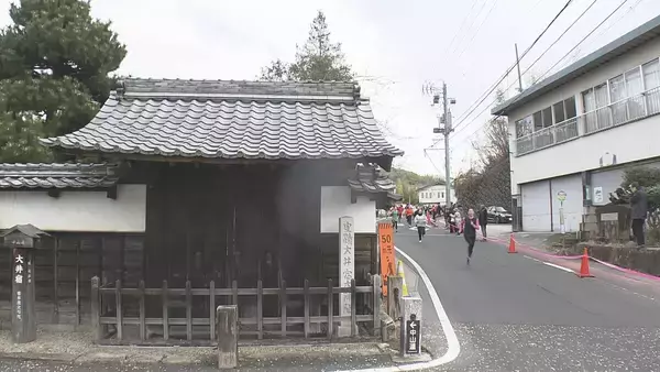 「兵庫･西宮神社の｢福男選び｣に着想を得て…｢福女チャレンジ｣開かれる 女性111人が500ｍ先のゴール目指す 岐阜･恵那市」の画像