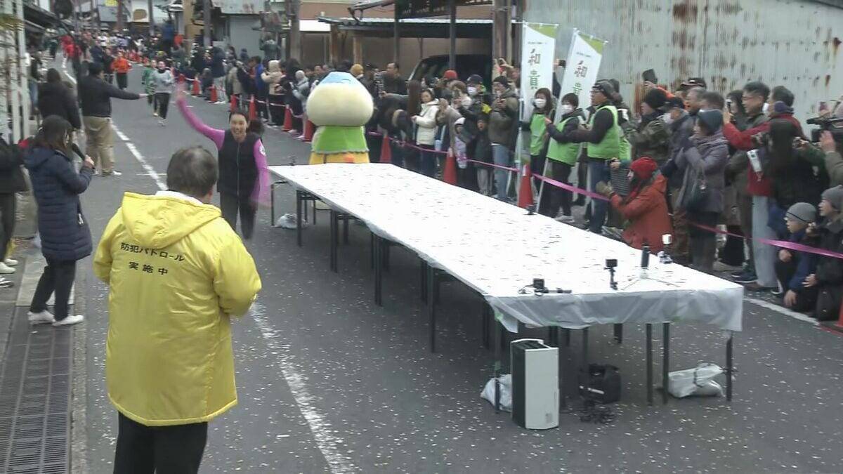 兵庫･西宮神社の｢福男選び｣に着想を得て…｢福女チャレンジ｣開かれる 女性111人が500ｍ先のゴール目指す 岐阜･恵那市
