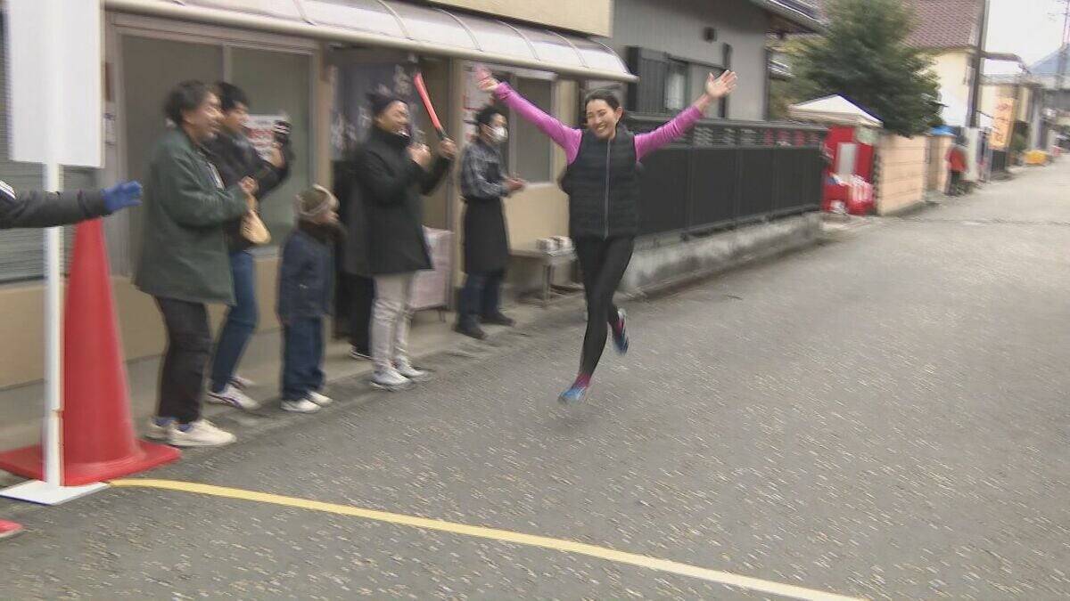 兵庫･西宮神社の｢福男選び｣に着想を得て…｢福女チャレンジ｣開かれる 女性111人が500ｍ先のゴール目指す 岐阜･恵那市