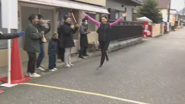 「兵庫･西宮神社の｢福男選び｣に着想を得て…｢福女チャレンジ｣開かれる 女性111人が500ｍ先のゴール目指す 岐阜･恵那市」の画像