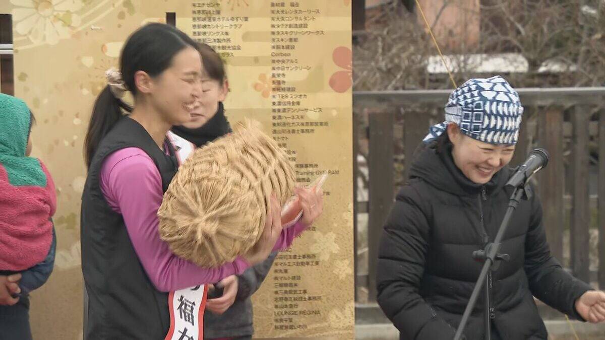 兵庫･西宮神社の｢福男選び｣に着想を得て…｢福女チャレンジ｣開かれる 女性111人が500ｍ先のゴール目指す 岐阜･恵那市