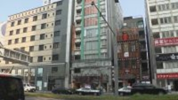 ネットカフェの個室に生後間もない乳児の遺体 自称・店員の女（20）を死体遺棄容疑で逮捕 タオルにくるまれた状態