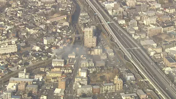 「｢民家から火が出ている｣ 消防車など16台が出動し消火活動続くけが人がいるかどうかは不明 名古屋･名東区」の画像