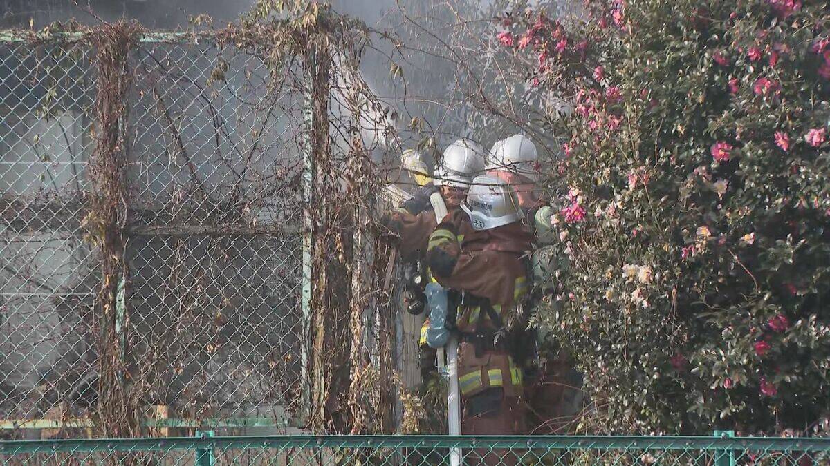 ｢民家から火が出ている｣ 消防車など16台が出動し消火活動続くけが人がいるかどうかは不明 名古屋･名東区