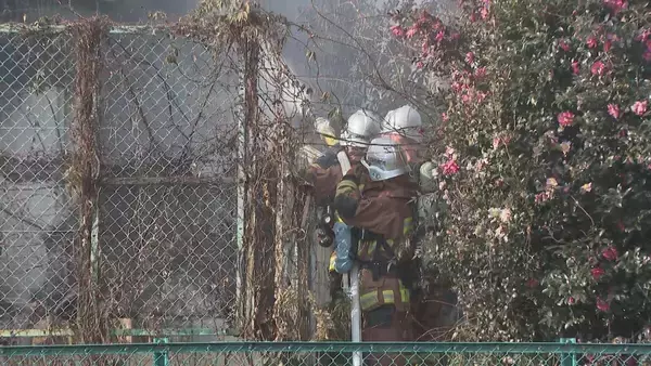「｢民家から火が出ている｣ 消防車など16台が出動し消火活動続くけが人がいるかどうかは不明 名古屋･名東区」の画像