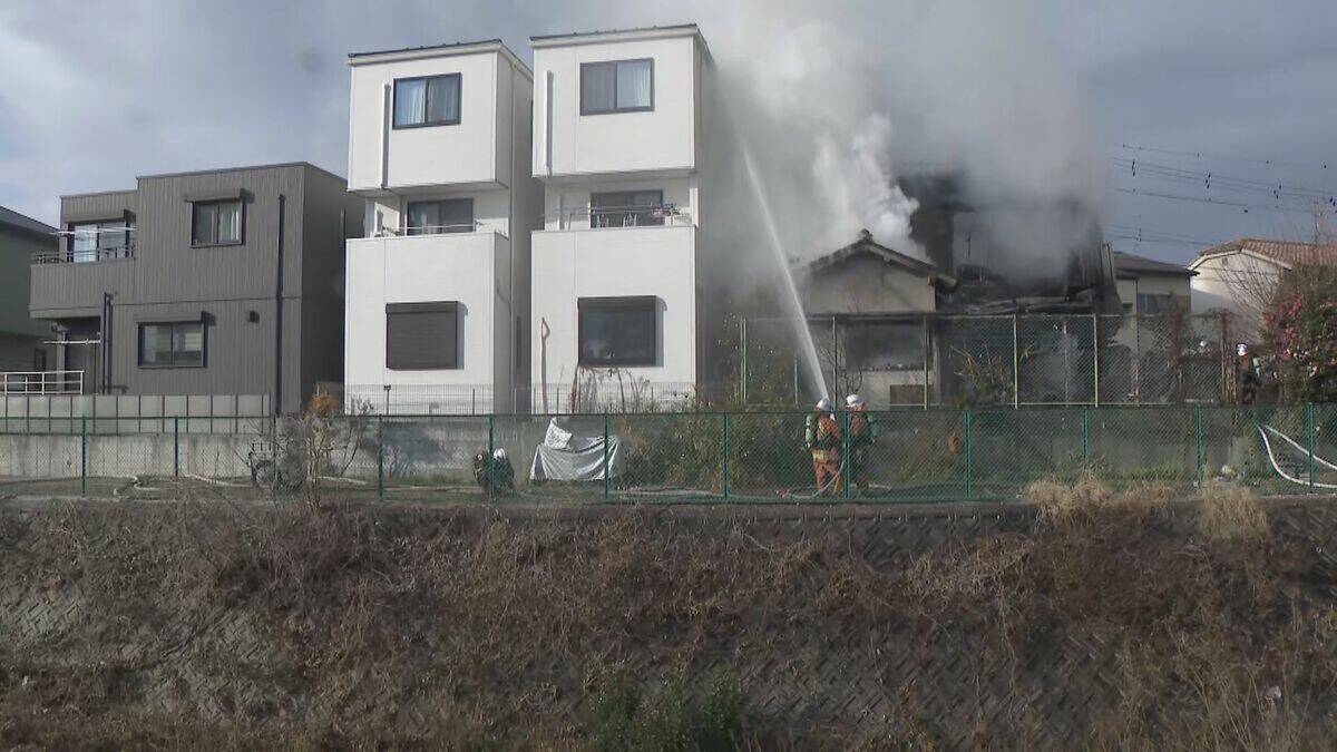 ｢民家から火が出ている｣ 消防車など16台が出動し消火活動続くけが人がいるかどうかは不明 名古屋･名東区