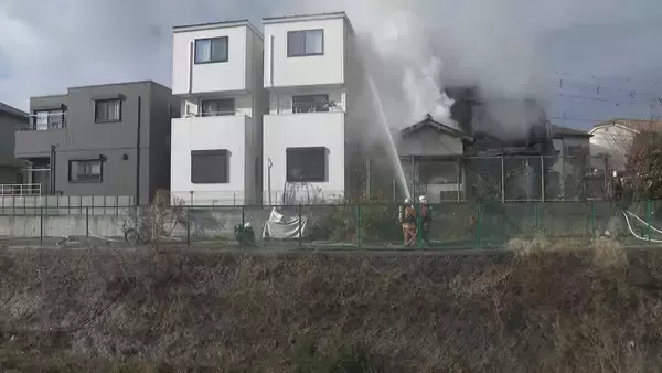 「｢民家から火が出ている｣ 消防車など16台が出動し消火活動続くけが人がいるかどうかは不明 名古屋･名東区」の画像