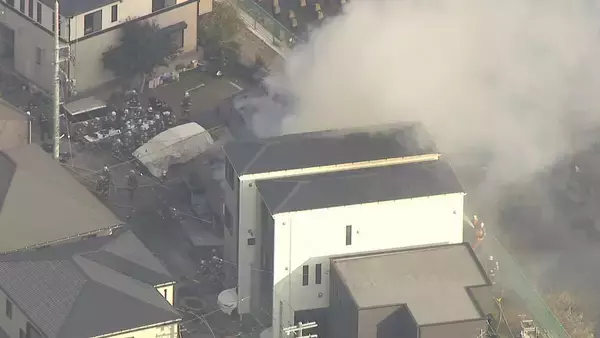 「｢民家から火が出ている｣ 消防車など16台が出動し消火活動続くけが人がいるかどうかは不明 名古屋･名東区」の画像