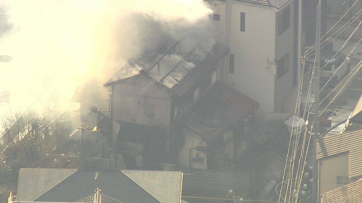 ｢民家から火が出ている｣ 消防車など16台が出動し消火活動続くけが人がいるかどうかは不明 名古屋･名東区