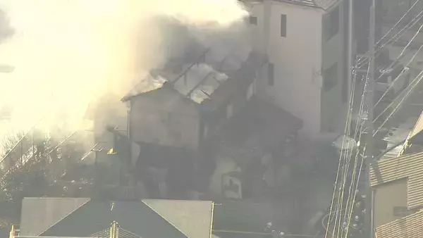 「｢民家から火が出ている｣ 消防車など16台が出動し消火活動続くけが人がいるかどうかは不明 名古屋･名東区」の画像