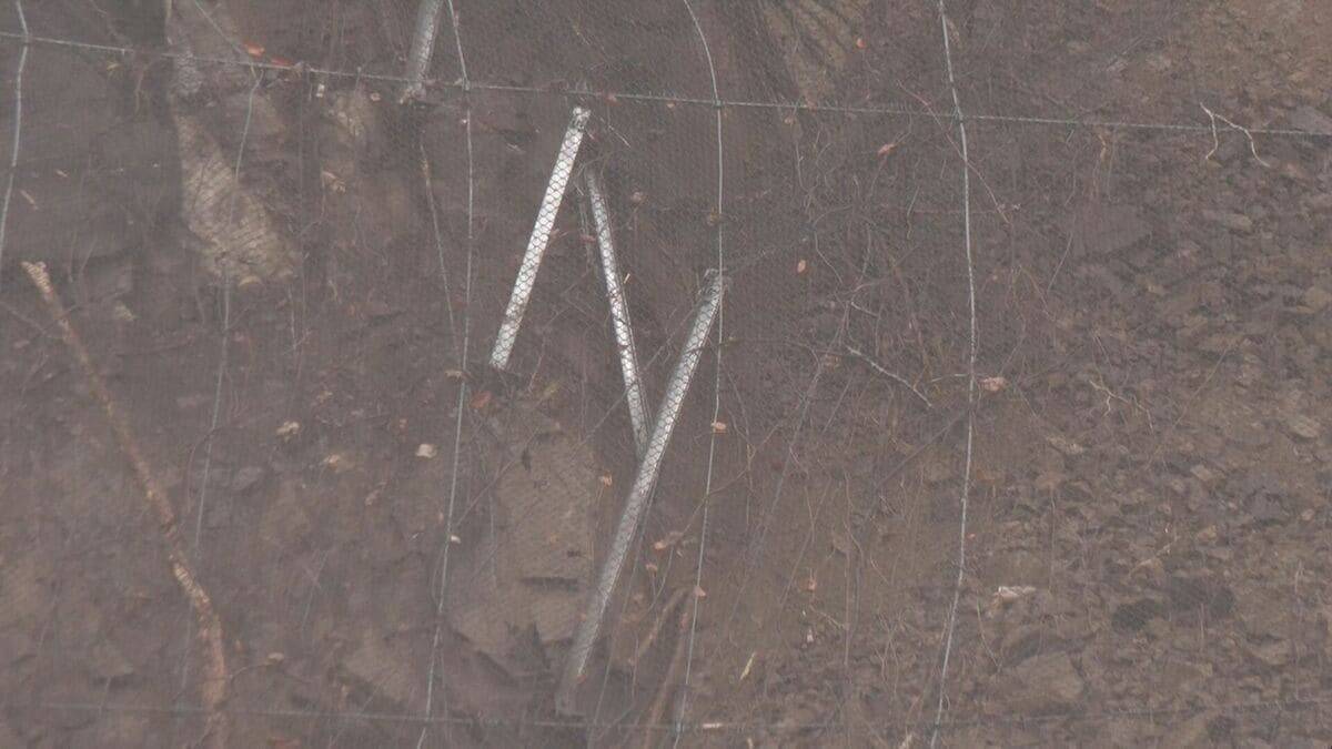 ｢聞いたことない変な音｣ 約50ｍにわたって土砂崩れ 岐阜･高山市の国道 40代男性が土砂に乗り上げてケガ 一部区間で通行止めも