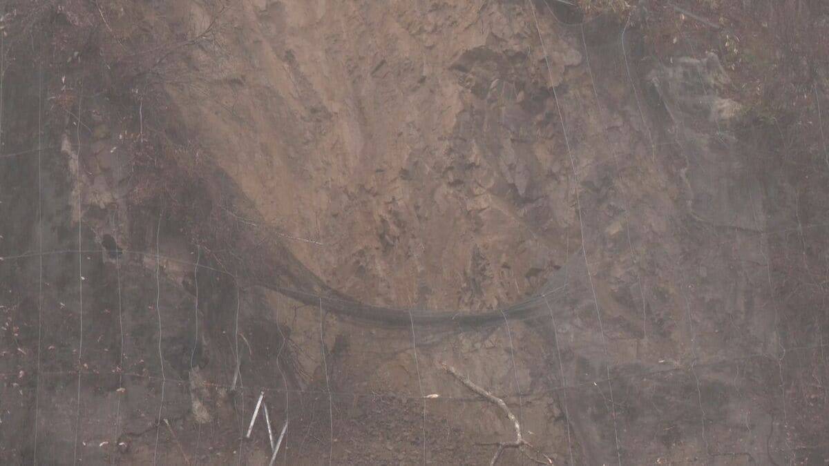｢聞いたことない変な音｣ 約50ｍにわたって土砂崩れ 岐阜･高山市の国道 40代男性が土砂に乗り上げてケガ 一部区間で通行止めも