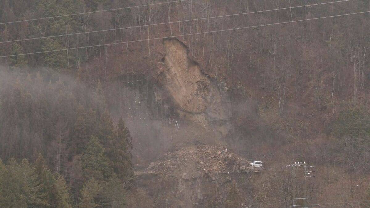 ｢聞いたことない変な音｣ 約50ｍにわたって土砂崩れ 岐阜･高山市の国道 40代男性が土砂に乗り上げてケガ 一部区間で通行止めも